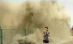 O jurnalistă din China a fost lovită de un val de 20 de metri al unei maree