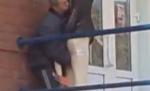 Un bătrânel pervers face amor cu un manechin, în văzul lumii 