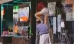 Te uiţi sau nu te uiţi? O tânără sexy în fustă mini "escaladează" o scară