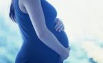 O elevă de 13 ani, gravidă în luna a opta, a ajuns la spital după ce a fost bătută de iubitul ei