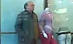 Fetiş pentru manechine. Un bărbat pipăie o păpuşă expusă într-un magazin