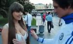 Porno fără voie: Se agaţă de sânii superbi ai unei asistente TV ca să nu alunece