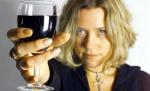 Studiu: Femeile care beau alcool seara îmbătrânesc mai frumos şi sunt mai sănătoase
