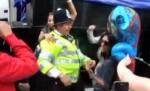 Senzaţie pe Internet. Un poliţist aflat în timpul programului dansează pe ritmuri caraibiene