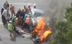 Americanii au curaj: Un motociclist inconştient este salvat de trecători. Era prins sub o maşină în flăcări