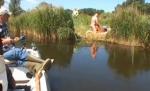 Porno la pescuit: Sex animalic şi zero inhibiţii, pe malul apei. Vezi ce faţă face martorul-pescar