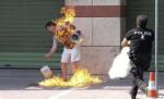 Vieţi distruse şi gesturi extreme: Un grec şi-a dat foc în faţa băncii; nu a obţinut renegocierea ratelor