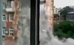 Imagini şocante: O clădire veche din Rusia s-a prăbuşit 