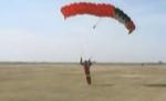 Pentru iubitorii de adrenalină. Salturi cu paraşuta în tandem cu instructorul, în judeţul Ilfov