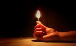 Un tânăr de 18 ani a fost ucis şi apoi incendiat de doi dintre prietenii săi