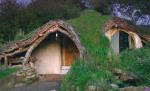 Un britanic şi-a construit o casă de hobbit, în care s-a mutat cu întreaga familie