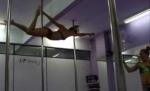 Artă erotică: Două brazilience fierbinţi fac un show incendiar dansând la bară 