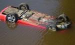 Un tânăr din Vrancea a plonjat cu maşina într-un râu din cauza vitezei. O femeie a fost grav rănită