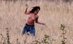 Dansând topless în lanul de secară. Vezi scene fierbinţi din noul videoclip al Rihannei