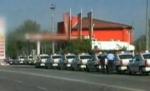 Ca în perioada comunistă, poliţiştii din Dej au stat la coadă ore în şir pentru a primi benzină