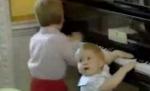 Înregistrare inedită cu prinţii William şi Harry: Nu ştiau să vorbească bine, dar dădeau concerte la pian