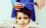 Mai rău ca pe vremea comunismului: Elev tuns cu forţa de o profesoară, în faţa colegilor