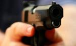 Dâmboviţa. Un bărbat a fost reţinut, după ce a ameninţat o tânără cu pistolul şi a bătut-o