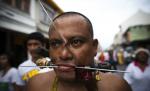 Festivalul de groază în Thailanda: Participanţii îşi găuresc feţele cu săbii, cuţite, umbrele, bormaşini