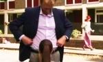 Sex oral în direct? Un reporter vorbeşte la “microfonul” din pantalonii invitatului