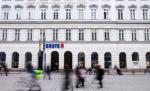 Austriecii de la Erste si-au pierdut speranta ca se va gasi o solutie pentru criza datoriilor suverane si iau masuri radicale. In Romania, taie valoarea BCR cu 700 milioane de euro, pana la 2,2 miliarde de euro