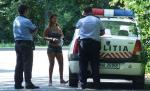 Prostituatele i-au umplut de purici pe poliţişti: „Săreau pe noi ca la fotbal”