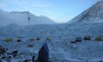 Vârful Everest - cea mai înaltă groapă de gunoi a lumii. O organizaţie ecologistă cere toalete portabile