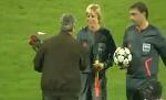 Mircea Lucescu i-a dăruit un buchet de flori unui arbitru de tuşă