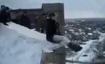 Sare să îmbrăţişeze moartea! Aşa arată inconştienţa în imagini