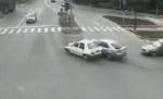 Bătaie în mijlocul intersecţiei, între doi şoferi din Slatina. Vezi ce a surprins camera de supraveghere