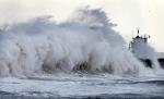 Spectacol inedit pe Marea Neagră! Pentru a doua noapte la rând, valurile au atins 12 metri