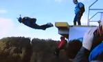 Un cascador a scăpat cu viaţă după ce a căzut de la peste 300 de metri în apă. Vezi cum a fost posibil