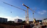 Cluj-Napoca. Un bărbat s-a urcat în vârful unei macarale şi a ameninţat că se sinucide
