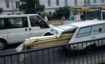 Din categoria "Eterna Românie": ambulanţă folosită la cărat lemne. Vezi un top cu cele mai "pitoreşti" imagini
