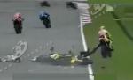 Imagini şocante. Sportivul Marco Simoncelli, scăpat de pe targă, după accidentul fatal