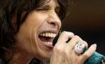 L-a ajuns bătrâneţea? Steven Tyler şi-a rupt doi dinţi, după ce a căzut în timp ce făcea duş