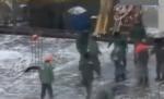 Se întâmplă doar în România. Muncitori, surprinşi în timp ce jucau fotbal pe şantier