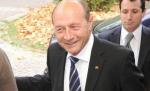 Băsescu a primit în dar o sticlă de whisky de la o admiratoare. A mers la Vila Lac 1 special pentru asta