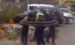De câţi muncitori este nevoie pentru a desface un colac de sârmă? Află din filmuleţul de mai jos