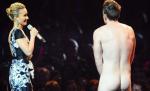 Scandalos! Un bărbat complet dezbrăcat, pe scena MTV Music Awards. Vezi lista completă a câştigătorilor din 2011