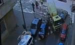 Parcare în stil Dorel. Un bucureştean a parcat în mijlocul străzii şi a lăsat maşina pe avarii