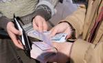 Cămătăria este interzisă prin lege. Traian Băsescu a semnat decretul pentru promulgare