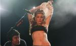 Courtney Love nu se cuminţeşte: Văduva lui Kurt Cobain a rămas în sânii goi pe scenă