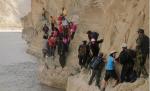 Elevii eroi ai Chinei: Escaladează munţi şi traversează râuri pentru a ajunge la şcoală. Află povestea lor