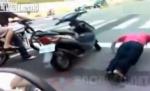 Un asiatic idiot: I se fură scuterul în trafic, de lângă el. Făcea flotări la fiecare semafor roşu