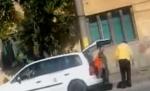 Cum se fură în România. Un taximetrist îşi încarcă portbagajul cu ... borduri