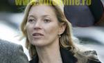 Ce se vede sub bluziţă? Kate Moss, cu sfârcurile obraznice la vedere