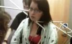 Aşa prieteni să tot ai! Şi-au filmat colega blocată în uscătorul de rufe şi au pus filmul pe net
