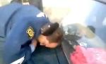 Beat turtă, un poliţist şi-a primit răsplata. Vezi cum a fost pedepsit de trecători