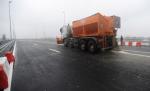 Poleiul face victime. Două persoane au murit după ce au derapat cu maşina într-un TIR